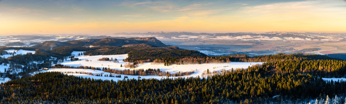 Panorama g&oacute;r o zachodzie słońca, sudety