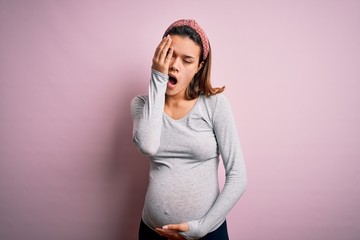 Young beautiful teenager girl pregnant expecting baby over isolated pink background Yawning tired...
