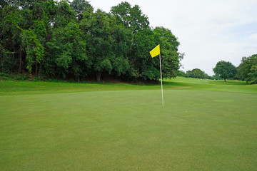 Obraz premium The evening golf course has sunlight shining down at golf course in Thailand