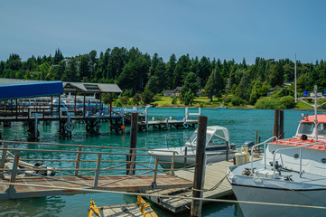 Fototapeta na wymiar Boats on the lake, near the dock