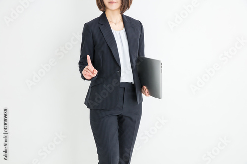ノートパソコンを持っているスーツの女性 案内 Pc ビジネス Wall Mural 健二 中村 ノートパソコンを持っているスーツの女性 案内 Pc ビジネス Wall Mural 健二 中村