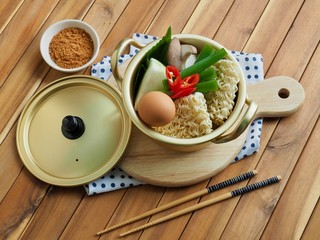 아시아 음식 인스턴트 라면과 야채  