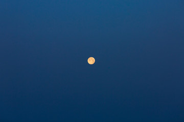 ブルーアワーの満月