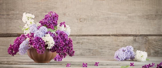 Deurstickers lila in keramische vaas op oude houten achtergrond © Maya Kruchancova