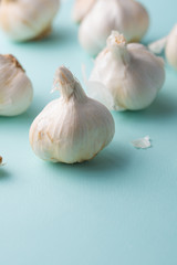 Obraz premium A lot of garlic on a light background, spices