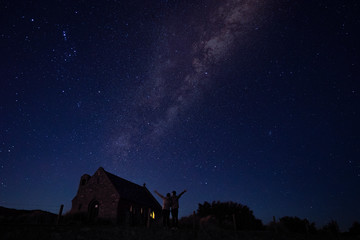 Fototapeta na wymiar 뉴질랜드 테카포 선한목자의 교회 밤 야경 별사진 은하수가 보이는 하늘