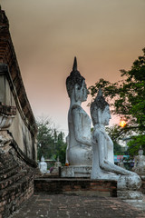 Obraz premium Buddha statues at sunset inside Wat Yai Chai Mongkhon, a Buddhist temple of archaeological park, Ayutthaya, Thailand