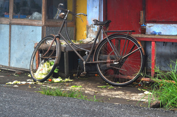 Fototapeta na wymiar vintage rusted old bicycle