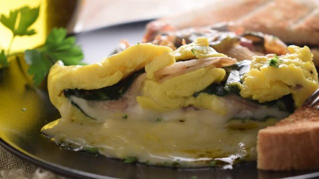 Frittata con ripieno di formaggio taleggio e pere ft0202_0067 Omelette with Taleggio cheese and pear filling	