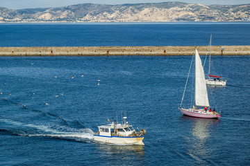 Bateau de pêche de retour au port de Marseille