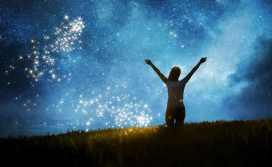 Foto op Plexiglas Meisje kijkt naar de sterren in het fantasielandschap van de nachtelijke hemel © andreusK