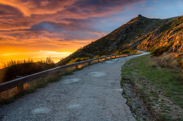 Puesta de sol en la carretera del parque natural del Montseny (Cataluña, España)