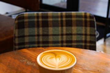 カフェの店内で飲むラテアートのエスプレッソ。
