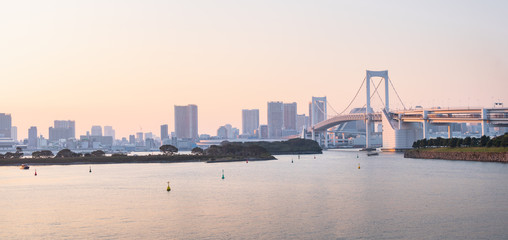 Fototapeta na wymiar 日本の観光地でも台場から見た夕暮れのレインボーブリッジの風景。