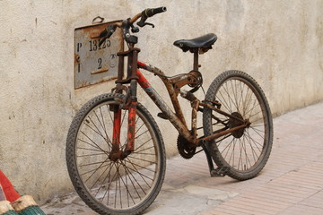 Stillleleben,leben in Marocco,fahrad,strasse,bicycle, bike, alt, isoliert, rad, jahrgang, weiß, sport, rad fahren, retro, wand, beförderung, transport, pedal, strasse, radeln, altertümlich, automobile