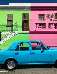 Buntes Auto vor bunten H&auml;usern; Kapstadt, S&uuml;dafrika