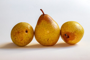 Poires Rocha, variété portugaise, sur fond noir