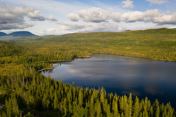 Ruhiger See in Nord-Norwegen mit Wald; Norwegen