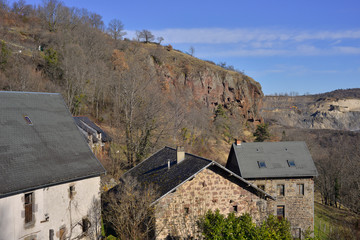 Maisons de Saint-Pierre-Colamine (63610) face aux grottes de Jonas, département du Puy-de-Dôme en région Auvergne-Rhône-Alpes, France
