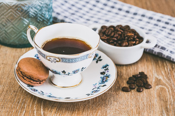 Tasse de café en porcelaine ancienne et macaron