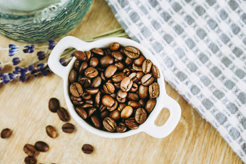 Grains de café dans un petit pot blanc en céramique