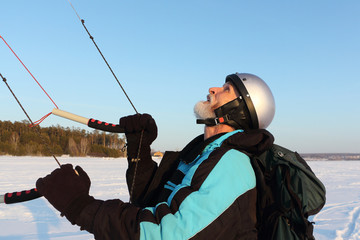 Obraz premium Kiteboarder holding a kite in hands in the winter, Novosibirsk, Russia