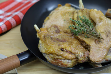 confit de canards dans une poêle