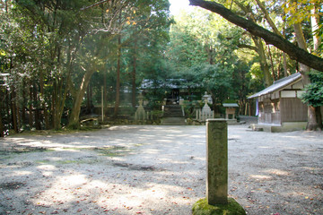 神社の境内に立つ百度石