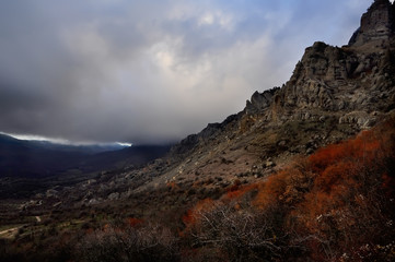 Obraz premium Dpamatic sky at sunset. The strength of the mountains in the sun at sunset. Beautiful mountain landscape.