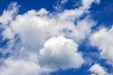 Blauer Himmel mit Wolken im Sommer