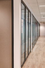 Couloir et salles de réunion vides