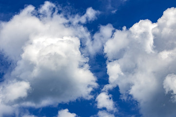 Blauer Himmel mit Wolken