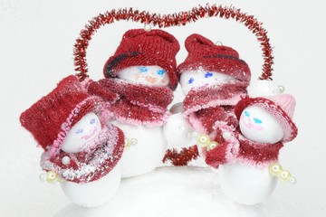 Obraz na płótnie Canvas toy family of snowmen parents with children