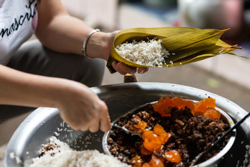 The process of making zongzi(traditional Chinese rice-pudding)