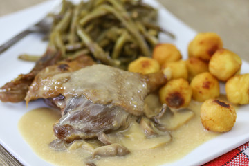 cuisse de canard confite sauce aux champignons et légumes 