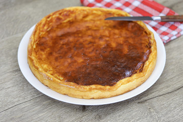 gâteau au fromage blanc dans une assiette