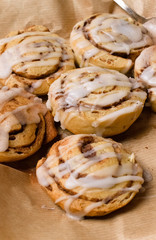 Cinnamon rolls with icing and canela