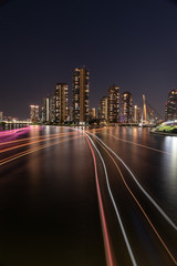 Fototapeta premium Miasto Tokio nocą. Długa ekspozycja. Drapacz chmur