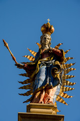Marien Figur mit Lichtkranz, Krone und Zepter auf einer Säule stehend in Ladenburg