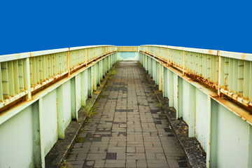 Naklejka premium ブルーバックの古い歩道橋