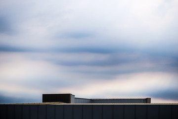 Fototapeta na wymiar blue sky and clouds over roof top building