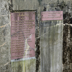 Alte Inschrift am Welterbe-Denkmal Hochablass am Lech in Augsburg