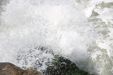 A eterna luta entre as ondas e as rochas, criando imagens maravilhosas