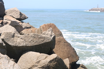 A eterna luta entre as ondas e as rochas, criando imagens maravilhosas