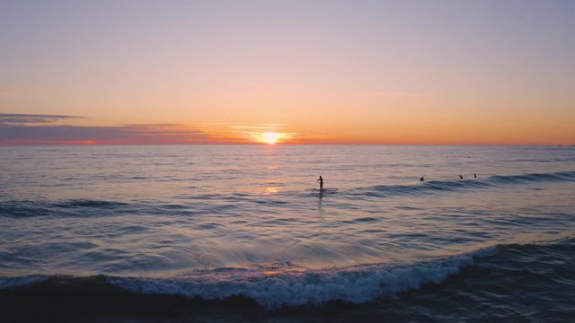 Silhouette di un Surfista al tramonto sul mare