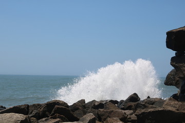 A eterna luta entre as ondas e as rochas, criando imagens maravilhosas
