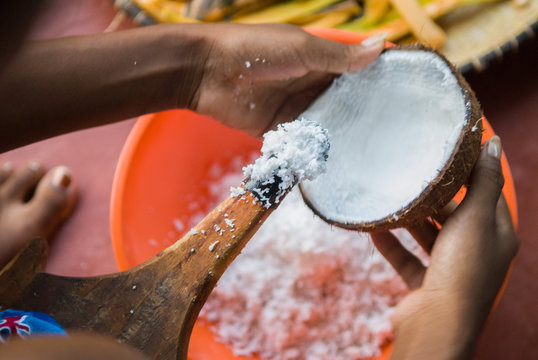 R&acirc;pe pour noix de coco afin de pr&eacute;parer du lait de coco &agrave; Nos Komba, Madagascar.