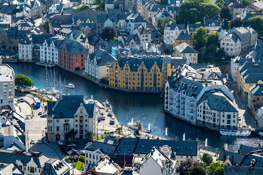 H&auml;user in Alesund  in Norwegen bei sch&ouml;nem Wetter von oben