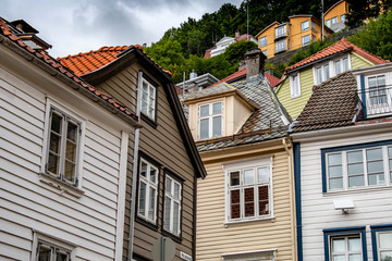  Am Hang gelegene ursprüngliche Holz vertäfelte Häuser in Bergen, Norwegen