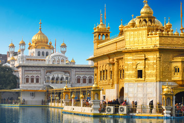 Fototapeta na wymiar View of golden temple sri Harmandir sahib in Amritsar, India
